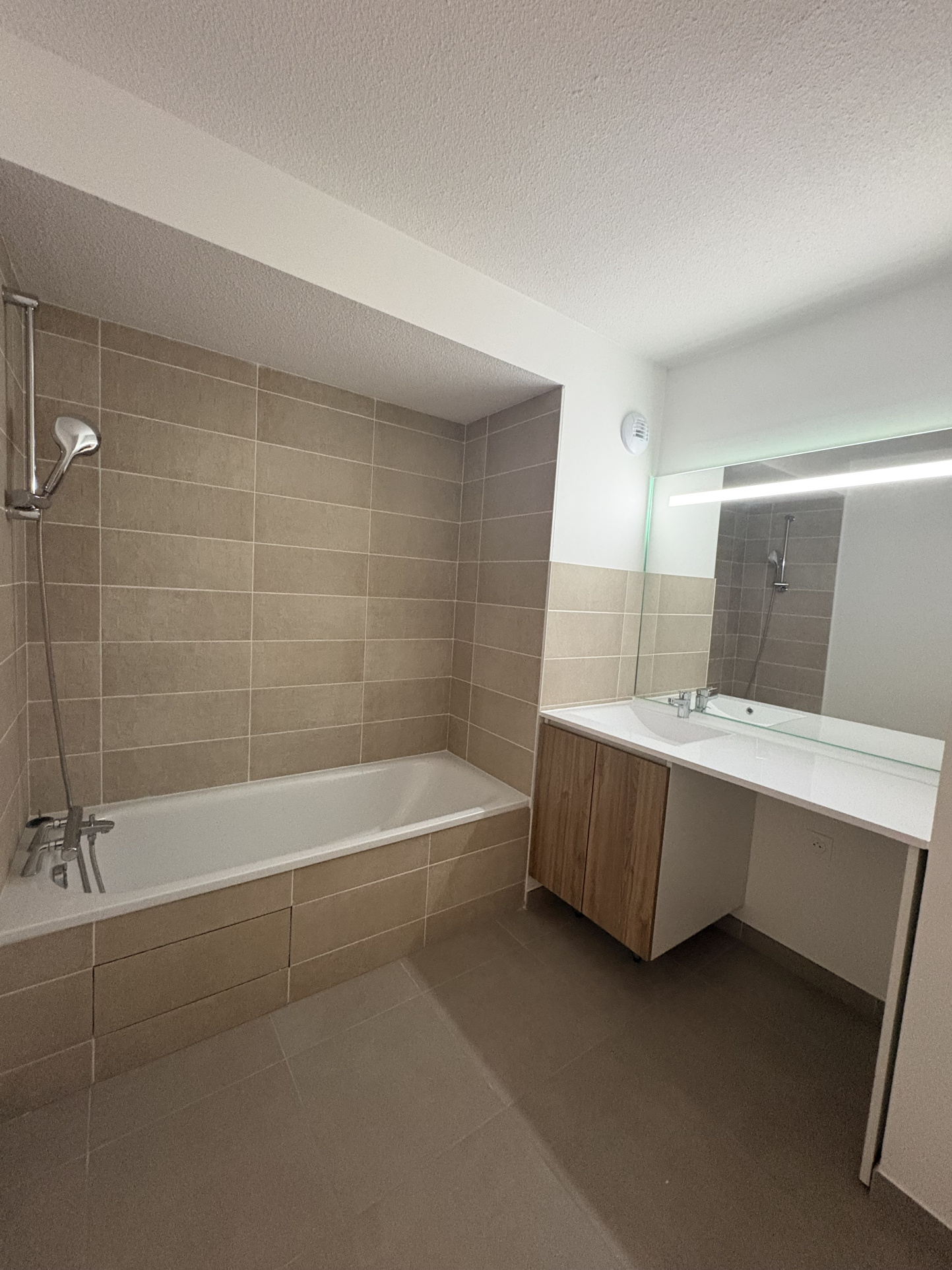 photo_0057a0d258790eaa2983ef186b2b8cb8-29036-0.jpg Appartement T3 neuf