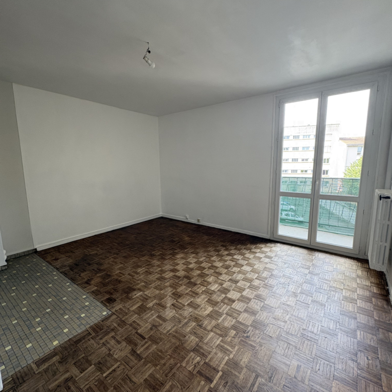 T2 non meublé avec parking et cave