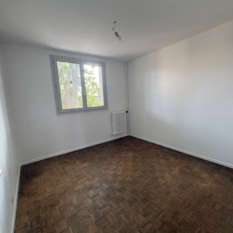 T2 non meublé avec parking et cave